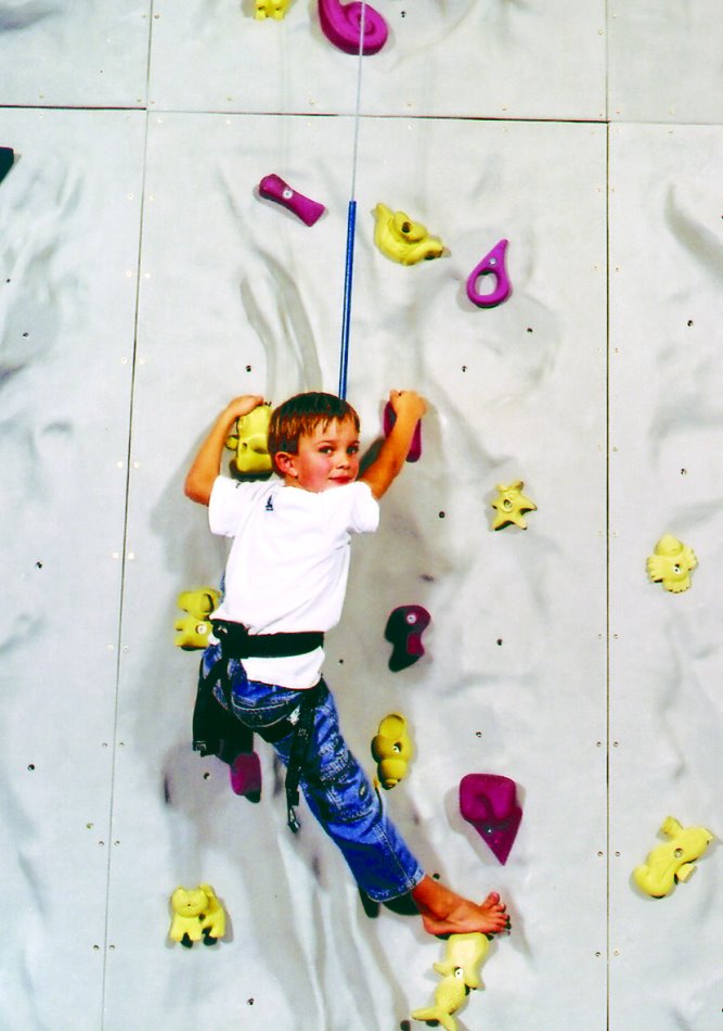 Die sieben Meter hohe INDOO Kletterwand. Schon die ganz Kleinen können hier ihr Geschick unter Beweis stellen.